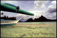 Bangka a Snake Island. Arxipèlag Bacuit. Palawan. L'aigua quan la marea està baixa no cobreix i es pot caminar sobre l'aigua. 