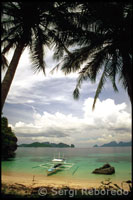 Illes idílicas a les Filipines. Viatges de nuvis. Bangka en una platja. Cudugman. Arxipèlag Bacuit. Palawan. 