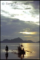 Pescadors en Coronn-Corong Bay. Arxipèlag Bacuit. Palawan.