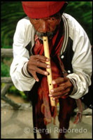La tribu que habita al nord de Luzon es diu Ifugao. Un Ifugao tocant la flauta. Terrasses d'arròs. Banaue. Nord de Luzón. 