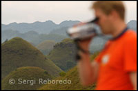 Un turista gravant en vídeo les Xocolata Hills. Bohol.