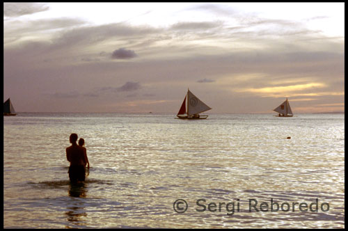 Boracay es compon de tres petites comunitats: Yapak al nord, Balabag en el medi, i Manoc-Manoc al sud. Elevacions ondulat fins a 100 metres sobre el nivell del mar i caracteritzar Yapak Manoc-Manoc. Senderisme entrellaçament enllaç els petits pobles, però a vegades pot conduir a exuberants selves tropicals. L'electricitat i el transport públic encara són relativament escassos. Mirar les estrelles. A Boracay, hi ha molt espai per seure i mirar al cel a la recerca d'inspiració. Ja sigui que estigui bevent els vents per un mar d'estrelles, observant la desfilada de les núvols blancs, o prendre el sol a la lluna, assegureu-vos de mantenir els ulls oberts en una estrella fugaç. Els encants visuals mai acaben especialment en totes les postes de sol, quan el sol crida en flames, flames de colors, abans que sigui finalment establert per dormir. 