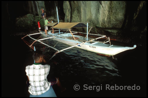 Hi ha diverses versions sobre l'origen del nom "Palawan". Alguns sostenen que es deriva de la paraula xinesa Lao Pa yu ", que significa" Terra dels Ports Beautiful ". Altres creuen que procedeix de territori de la paraula indígena" significat Palawan. Altres creuen que es deriva d'una planta que l' nadius anomenaven 'Palwa. Però la creença popular és que "Palawan" és una forma corrupta de la paraula espanyola "Paragua" perquè forma l'illa principal s'assembla a un paraigua tancat. La mitjana de serres 3.500 peus d'actitud amb el pic més alt d'augment de 6.800 metres al Mont Matalingahan. A banda i banda hi ha les Illes Verges dels rius i rierols utilitzables per al reg. Les muntanyes són la gran font de fusta valuosa. mesures de la principal illa de Palawan 425 quilòmetres de llarg i de mitjana de 40 quilòmetres d'amplada. Palawan té 1.959 quilòmetres de costa que és en la seva majoria irregulars i per tant fer ports excel lents. Puerto Princesa, la ciutat capital, és el principal port marítim i el centre del comerç i el comerç. 