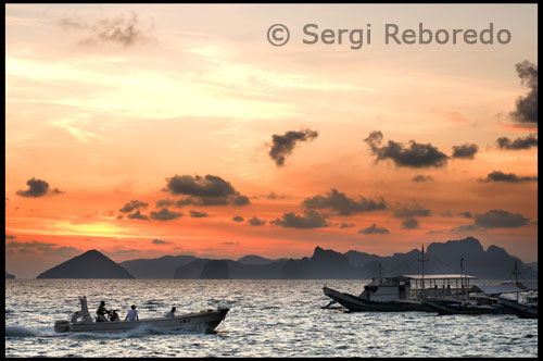 Les illes del paradís tropical de Palawan han excepcional bellesa natural amb platges de sorra blanca, badies i rius subterranis. Un dels millors llocs de busseig amb escafandre al món, Palawan és la llar dels esculls de corall, restes de naufragis i altres animals marins de colors. Aquestes illes del sud-est asiàtic són també un paradís d'aventura a l'aire lliure amb selves, muntanyes, rius subterranis, llacs màgics, i una rica flora i fauna, a l'espera de ser explorada. La província tropical de l'illa de Palawan es troba entre el Mar de la Xina Meridional i el mar de Sulu, a les Filipines. Hi ha diverses petites illes que envolten l'illa principal. De Palawan és la llar de les badies rocoses i platges de sorra blanca ideal per prendre el sol, nedar i practicar esports aquàtics. El món submarí amb els seus rics corals, coves, espècies exòtiques de peixos i altres espècies marines es visita a snorkeling i el busseig a Palawan. De Tubbataha Reef National Marine Park, un dels dos Llocs de Patrimoni Mundial de la UNESCO a Palawan, és un dels millors llocs de busseig en el món. A les platges blanques de Palawan fins i tot pot detectar algunes espècies de tortugues marines en perill d'extinció.