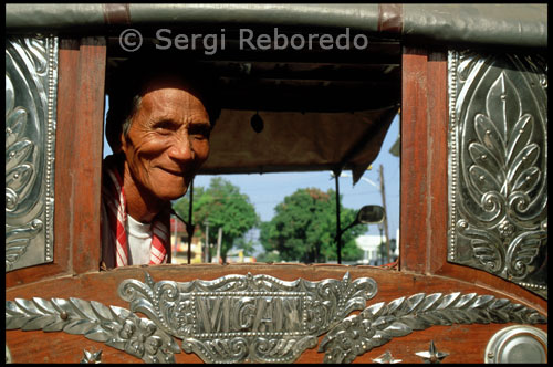 Un mai sap el que és ser un filipí fins que un ha visitat Vigan històric. He perdut el compte de les moltes vegades que he viatjat a Vigan, però el meu entusiasme per aquesta encantadora ciutat no ha disminuït. Aquest Nadal de 2008, la meva visita està tenyida de nostàlgia, perquè jo estic que només amb els meus tres nétes, l'última visita va ser fa 7 anys. Prop de 400 quilòmetres de Manila és el de la UNESCO Patrimoni de la Humanitat de Vigan. El 2 de desembre de 1999, aquesta històrica ciutat va ser inscrit a la Llista del Patrimoni Mundial com a la millor conservada d'una ciutat planificada colonial espanyola a Àsia, amb una atmosfera única europea. A les Filipines, és la més antiga ciutat colonial espanyola a les Filipines. El primer dia del nostre viatge de vacances de Nadal, hem revisat diverses marques i llocs d'interès al voltant de la ciutat en una calessa tirada per cavalls: l'antiga Església Bantay i el seu famós campanar, l'Pagburnayan (gerra de presa de fàbriques), el jardí amagat un Barangay remot, Crisòleg Museu, i els carrers d'edat en el Districte Mestis que condueix a la Plaça de Burgos i Plaça de Salcedo.