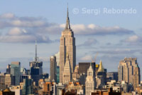 Empire State Building vist des de Queens. 350 Fifth Ave cantonada 34th St És, sens dubte, una de les icones més importants de la ciutat de Nova York, més quan el 1933 King Kong saltava a la gran pantalla lluitant pujat sobre l'edifici contra els avions de l'exèrcit. Es va acabar de construir el 1931 i va ser el gratacels més alt del món fins al 1972, any en què es van aixecar les Torres Bessones. Després dels atemptats de l'11-S ha tornat a ser l'edifici més alt de la ciutat amb els seus 381 metres d'alçada (443m comptant l'antena) repartits en 102 plantes, encara que a molta distància de la torre Burj Dubai en Emirats Àrabs, que amb els seus 818 metres té des del 2009 el rècord d'altura.