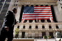 New York Stock Exchange. 11 Wall St (està tancat al públic per motius de seguretat). L'edifici de la borsa, o anomenat també simplement Wall Street, s'ha convertit en el símbol mundial del capitalisme. Una bandera de grans dimensions oneja sobre la part de l'edifici que dóna al carrer Broad St, sota la qual desfilen els brokers vestits d'un costat a un altre del carrer. Després de la crisi del 2008, algunes accions de les principals empreses del món van arribar a perdre la meitat de la seva cotització en molt pocs mesos.