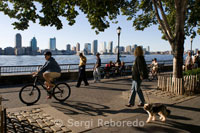 Battery Park és un lloc meravellós per anar amb bicicleta. El nom ve de l'artilleria dels holandesos i britànics que es van instal.lar allà, per tal de protegir el port. A l'extrem nord del parc hi ha el Moll A, que abans era una estació de bombers. Juntament amb el Hudson River Park, un sistema de carrils bicis i passejades s'estenen fins a la vora del riu Hudson. Una Carril bici s'està construint a través del parc, que connectarà el riu Hudson i l'East River.