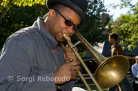 Un saxofonista al parc de Washington Square Park a Greenwich Village. Aquest enorme parc al que avui en dia es congreguen saxofonistes, cantants de blues, turistes, jugadors d'escacs i universitaris a totes hores, havia estat abans una zona pantanosa en la qual la gent es reptava a duels, es practicaven execucions i fins i tot havia servit com fossa comú. Washington Square Park és un parc destacat entre els 1.700 parcs que compta la ciutat, en ple cor del Greenwich Village. Tancat per la Universitat de Nova York, amb els seus nombrosos edificis al voltant, el parc és un punt concorregut per igual tant per turistes com per residents. Amb un arc emblemàtic a l'extrem nord del parc, l'Arc de Washington, l'espai obert és part de l'essència del barri. Situat al peu de la Cinquena Avinguda, no es caracteritza pels espais verds, perquè es troba bastant "urbanitzat". Té una gran font, a més de jocs infantils, zones de jardins, jocs, estàtues i un passeig amb taules d'escacs. Curiosament, l'àrea era al començament del segle XIX dedicada a un cementiri públic per als pobladors desconeguts i indigents. El cementiri va ser tancat l'any 1825, i el terreny va ser comprat per la ciutat per a ser destinat a la plaça d'avui en dia. Des de 1930, la zona va ser molt cobejada i encara avui es conserven a prop cases històriques de l'època. El famós arc, va ser construït per celebrar el centenari de la presa de possessió de George Washington com a president.