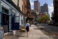 Una dona camina pels carrers del Soho. SoHo i Tribeca són dos dels barris més famosos de Nova York, que es coneixen perquè estan de moda i perquè són la llar d'artistes, actors i altres persones que saben apreciar un ambient eclèctic i vibrant. SoHo fa a la zona del sud del carrer Houston i Tribeca, al "triangle below Canal Street" (triangle sota el carrer Canal) entre el riu Hudson i Broadway. En els darrers anys, els límits de Tribeca s'han expandit cap al nord gairebé fins Houston, de manera que les dues àrees pràcticament s'han unit. A SoHo se'l coneix per ser el lloc de reunió habitual dels artistes a Nova York, i té les galeries d'art per provar-ho. Hi ha a més, importants botigues de moda i negocis i una àmplia varietat de restaurants. La vida nocturna és del millor que té la ciutat. Tribeca és actualment, i ha estat sempre, la zona de la indústria editorial de Nova York, potser la raó per la qual JFK, Jr el va triar per viure quan era el director de la revista 'George magazine'. Els carrers d'aquest barri triangular estan plenes d'editorials, tant grans com petites. Tribeca hi ha a més nombrosos restaurants originals i alguns bons llocs nocturns, encara que generalment és una mica més tranquil que SoHo. La majoria dels residents d'aquest barri són professionals solters en comparació amb els artistes i actors de SoHo. Si visita Nova York, definitivament val la pena que dediqui un dia a recórrer aquestes zones plenes de vida, per garantir que descobreixi la veritable essència de la vida artística de Manhattan.