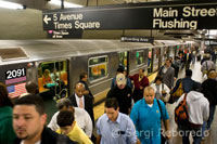 Andana del metro de la línia 7 de l'estació de Grand Central Terminal al Lower Midtown. 42nd Street amb Park Avenue. Grand Central Terminal és la estació de trens i metro de Manhattan i una de les més espectaculars del món, gràcies a la seva enorme qualitat arquitectònica, lloada en infinitat d'ocasions i immortalitzada pel setè art. Inaugurada el 1913 va albergar els nous trens elèctrics després d'un període de construcció que es va perllongar durant 10 anys durant els quals un complet equip d'arquitectes col.laborar en el seu disseny. L'estil Beaux-Arts, heretat directament de França, dota l'edifici d'una enorme i sumptuosa elegància, realçada per la seva vestíbul principal, el Main Concourse, i pels detalls que l'envolten, com els grans finestrals elevats que deixen passar els raigs del sol, creant una atmosfera onírica, perfectament retratada en algunes de les fotografies que il lustren la història de Nova York. El Metro de Nova York (The New York City Subway) és el sistema de transport públic urbà més gran als Estats Units i un dels més grans del món, amb entre 416 i 475 estacions (depenent de com es comptabilitzin els punts de transbordament : la MTA utilitza 468 com a número oficial d'estacions) i 656 milles (1.056 km) de vies primàries en servei. Si es compten les vies secundàries en tallers i cotxeres el total ascendeix a 842 milles (1.355 km).