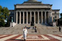 Columbia University. 2960 Broadway cantonada amb el 116th Street, (visitor center: 213 de Low Memorial Library dl-dv 9am-5pm). Telf 212-854-1754. Aquesta universitat privada, una de les més antigues de la ciutat, es troba entre les millors del món, sobretot en el terreny de la investigació mèdica i científica. El Campus va ser construït el 1897, i en l'actualitat milers d'alumnes passen per les seves aules anualment. D'aquí han sortit 49 premis Nobel, una xifra de la qual no totes les universitats poden presumir. L'esplanada del campus és un lloc tranquil on els alumnes campen al seu aire i en la qual destaca l'antiga bibilioteca Low Library, a la qual s'accedeix mitjançant una àmplia escalinata en qual rau l'estàtua d'Alma Mater.