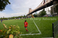 Camp de futbol a l'illa de Roosevelt. L'Illa de Roosevelt de tan sols 240 metres d'amplada i 3 quilòmetres de llarg, era anomenada pels Indis algonquins com Minnahannock, fins que el 1647 va ser comprada pel governador holandès Wouton van twill que la va batejar com Illa dels Cochinos. Ja en el segle XIX es va construir un hospital per a malalts de verola, una presó, un alberg per a sense sostre i un manicomi, amb la qual cosa la van renombrar com Welfare Island (Illa de l'Assistència Social). En l'actualitat, i després de ser tornada a canviar el nom el 1973 com Roosevelt Island, i fer-se una reforma urbanística dissenyada pels arquitectes Philip Johnson i Höhn Burgee, hi ha una zona residencial per 9.500 habitants, amb botigues, restaurants, camp de futbol, piscines i totes les comoditats necessàries.