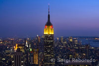 Empire State Building vist des del Top of the Rock del Rockefeller Center. 350 Fifth Ave cantonada 34th St L'Empire State és l'edifici més famós i estimat de Nova York. Va ser inaugurat l'1 de maig de 1931 pel president Hoover, que va activar les llums de l'edifici des de Washington. Durant 40 anys va ostentar el títol d'edifici més alt del món, perdent-després de la construcció de les Torres Bessones del World Trade Center. L'Empire State ocupa el mateix terreny on estava ubicat el primer Waldorf-Astoria Hotel, que va ser venut el 1928 pel seu propietari, John Jacob, Jr, John Jakob Raskob, fundador de General Motors. Les obres de l'edifici van començar el març de 1930 i van ser dirigides per Shreve, Lamb & Harmon Associates. Es va construir a una gran velocitat, amb una mitjana de 4.5 pisos a la setmana, completant en un any i 45 dies. Mesura 443.2 metres d'altura, incloent l'antena de 62 metres, i té 102 pisos. La base de l'antena es va projectar com amarratge per dirigibles, però la idea va haver d'abandonar després de dos intents fallits d'amarratge que van estar a punt de provocar un accident. L'edifici es va construir en plena crisi econòmica, el que li va afectar greument en l'arrendament de les oficines, ocupant-se només el 25 per cent d'elles en la seva obertura i guanyant-se el sobrenom de "Empty State Building". La recuperació econòmica del país no es va produir fins a la dècada dels 40, moment en què els despatxos de l'Empire State van començar a omplir-se. En els anys 50, va ser venut en tres ocasions signant-se contractes d'arrendament a llarg termini, assegurant d'aquesta manera l'ocupació del edificio.2620: Chelsea i Garment District. Worth Monument. 5th Avenue i Broadway St Aquesta estàtua en forma d'obelisc es va construir el 1857 per mostrar el lloc exacte on està enterrat el general William Worth que va lluitar en la guerra contra Mèxic de mitjan segle XIX.