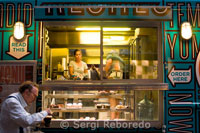 Street Sweets. (Posició variable). En aquesta furgoneta mòbil anomenada Sweer Truck es poden degustar els millors pastissos, donuts i galetes de la ciutat acompanyats d'un cafè o un te. Els ingredients són tots ecològics. L'únic problema és que la furgoneta no té direcció fixa, de vegades és a la 53rd Street entre la 5th i la 6th, altres vegades a la 50th Street entre la 6th i la 7th Ave La localització actual es mostra a la pàgina web i a Twitter i Facebook. Pastís i cafè 4US $.