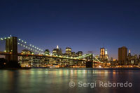 El Pont de Brooklyn. Des Manhattan, un bon lloc per contemplar el Pont de Brooklyn és el South Street Seaport (Port del carrer Sud), on es troba el Pier 17, una zona d'entreteniment i bars, el que propicia gaudir del seu característic estil arquitectònic gòtic de seus imponents pilars des d'una terrassa, prenent una cervesa. També és aconsellable creuar el pont cap al costat Brooklyn per arribar al parc (Empire Fulton Ferry State Park) a la riba del riu Sud, sota el mateix pont. Les vistes del pont des d'aquest parc ens recorden la oscaritzada pel.lícula de Woody Allen, Manhattan. I ja des d'aquí, i si tenim ganes i força, podem creuar el pont a peu, per la seva passeig de vianants, i així gaudir de grans vistes de Manhattan i Brooklyn. En qualsevol cas, un dels grans mèrits d'aquest pont emblemàtic de Nova York és romandre dret. O el que és el mateix, el no haver-se ensorrat pel flagell dels temporals, com els ha passat a molts altres ponts de Nova York construïts amb posterioritat. El Pont de Brooklyn, després de la seva inauguració el 1883, amb els seus 486 metres de longitud total, es va convertir durant 20 anys en el pont penjant més llarg del món. Ara és una de les visites obligades a Nova York. La imatge dels seus grans pilars i els cables propis d'un pont penjant és una de les icones de la ciutat de Nova York. Per què es diu a Nova York Nova York?  Nova York , la metròpoli més poblada dels Estats Units , és també coneguda arreu del món com The Big Apple , la Gran Poma . L'origen d'aquest sobrenom es remunta als anys vint . En l'argot dels músics negres de jazz , el vocable poma s'utilitzava com a sinònim de ciutat . Així , per exemple , classificaven les urbs on tocaven en little apples - pomes petites - , big apples -grans - i rotten apples , ciutats podrides.