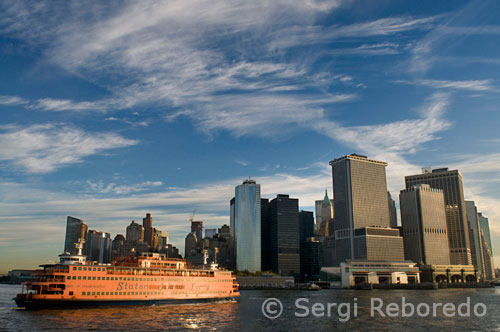 Des del vaixell que ens porta a Staten Island, s'han magnífiques vistes de Lower Manhattan. El passeig pel Pont de Brooklyn és molt conegut, però no ho és tant el Staten Island Ferry, que és un ferri cap a una altra illa de Nova York, Staten Island. És un Ferry que surt des de la terminal de ferry del sud de Manhattan, al costat de Battery Park. Les sortides són molt freqüents, habitualment cada 20 minuts. A més, el passatge és gratuït. Podem arribar prenent el subway a la línia 1. Per cert, cal estar en els primers 5 vagons, de tots els que té el tren, per poder baixar a l'estació South Ferry, final de la línia 1. El viatge fins Staten Island és molt ràpid. Com uns 25 minuts. Però durant aquest temps ens trobarem molt entretinguts observant les vistes. Primer podrem veure el Battery Park, amb els gratacels de primera línia, després podrem veure Manhattan sencer. Més tard la vista s'ampliarà per incloure altres barris com Brooklyn o propera ciutat de New Jersey. El viatge fins Staten Island és molt ràpid. Com uns 25 minuts. Però durant aquest temps ens trobarem molt entretinguts observant les vistes. Primer podrem veure el Battery Park, amb els gratacels de primera línia, després podrem veure Manhattan sencer. Més tard la vista s'ampliarà per incloure altres barris com Brooklyn o propera ciutat de New Jersey.