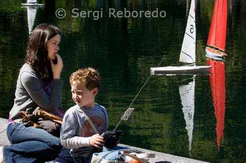 Central Park. Conservatory Water. En aquest llac artificial es poden apreciar regates de petits velers a control remot realitzades entre els membres del Club de Iots, encoratjar als nens que participen o llogar un vaixell a vela i ser partícip de l'experiència. Ubicació: Costat Est del parc entre la 72 St i la 75 St Camins ben senyalitzats, carreteres per on els novaiorquesos practiquen el fúting, és a dir, per on van corrent, sempre amb els seus auriculars posats, per aferrar-se a la individualitat innata en ells i per no estranyar la solitud de la Gran Poma. Vaixells velers teledirigits en algun dels llacs, esquirols, cavallets, camps de gespa acabada de tallar. Central Park és un enorme bosc molt ben cuidat. A l'interior de Central Park, en la part mitjana tocant a la 5a Avinguda, hi ha un enorme edifici de baixa altura que hi ha totes les oficines que es relacionen amb els empleats que dediquen la seva vida al treball en el Parc. I amb l'extensió que sabem que té el parc, no és per tirar-nos les mans al cap quan coneixem que 2.000 persones treballen a Central Park. Podem trobar també amb un Zoo, amb pistes de patinatge, pistes de bàsquet i l'únic lloc del parc on podem veure estàtues: el Mall Hi trobem representades figures literàries com William Shakespeare, Sir Walter Scott i Robert Burns i músics com Christopher Columbus, Victor Herbert i Ludwig van Beethoven. Un fantàstic passeig on ens parem a descansar, a respirar, a pensar ia gaudir observant els vianants.