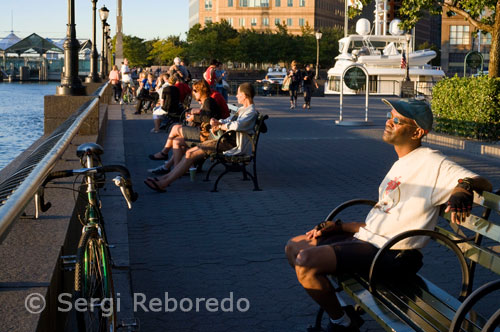 Al Battery Park, tant els habitants com els turistes, tenen la possibilitat de realitzar una sèrie d'activitats sense necessitat d'allunyar-se de les comoditats Citadines com per exemple, passejar en bicicleta, fer exercici físic o simplement passejar a l'aire lliure. A uns pocs metres i entre gratacels hi ha el Fraunces Tavern Museum (54 Pearl Street i Broad Street). Casalot d'estil georgià, que deu el seu nom al antillà Samuel Fraunces, el qual el va convertir en una taverna molt popular a partir del 1762. Aquest home, va ser el cap de menjador de George Washigton, on en el segon pis, aquest va oferir un gran sopar de comiat a les seves tropes després de la partida dels britànics, el 1783. Nosaltres només vam visitar l'exterior, ja que no ens interessava excessivament la història dels Estats Units, i no estàvem interessats en veure la Carta Magna.