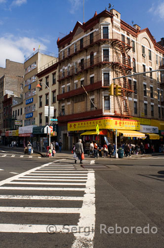 Chinatown: Com altres barris anomenats Chinatown als Estats Units, el veïnat Chinatown de Manhattan és un enclavament ètnic amb una gran població d'immigrants xinesos. familiars, aliances polítiques (Kuomintang vs. Partit Comunista de la Xina) i, més secretament encara, sindicats del crim. Aquestes associacions es van iniciar per protegir-se del racisme. Cadascuna d'elles estava lligada amb una colla. De la mateixa manera, cada associació era una font d'assistència als nous immigrants, proporcionant préstecs i ajudant-los a iniciar negocis. Les associacions (col.loquialment trucades Tongs) van formar un ens de govern anomenat Chinese Consolidated Benevolent Association. Gràcies a ell, les relacions entre els Tongs es van tornar més fluides, pot superar la gran rivalitat que hi havia entre algunes d'elles, especialment entre On Leong i Hip Sing. Molts dels episodis de lluita entre les colles xineses es van dur a terme al carrer Doyer. Les bandes com els Ghost Shadows i els Flying Dragons prevaler fins i tot fins als anys 1980. L'únic parc a Chinatown és el parc Columbus, que va ser construït en el que va ser el centre del famós veïnat Five Points. Durant el segle XIX aquesta zona va ser la més perillosa de Nova York. La majoria dels treballs de Chinatown són propis de classe baixa, els sous són inferiors al mínim legal i les transaccions es fan en efectiu per evitar el pagament d'impostos. Aquest tipus d'economia dóna feina a molts immigrants que, per problemes d'idioma, no poden accedir a millors llocs. Aquest sistema va atreure a la indústria de la moda a instal lar les seves fàbriques a l'àrea de Chinatown. També hi ha una activitat important en el sector del turisme i dels restaurants. Segur que ja has fet fora l'ull a algun bossa de Gucci o qualsevol altra marca que t'agrada, bé, ara arriba un altre moment important, el moment de regatejar amb el xinès. Ells demanaran per la bossa un preu superior al que estan disposats a vendre, així que l'important és saber que les bosses d'imitació a Chinatown s'estan venent a la franja dels 20-30 dòlars, no paguis més per ells. Cada persona té una manera diferent de regatejar, però sobretot sigues pacient, ofereix un preu inferior al que estiguis disposat a pagar per la teva bossa. Per exemple si vols pagar 25 dòlars per la bossa de Gucci, comença oferint 15 dòlars, segurament el xinès començarà a gesticular, a dir que no, que menuda barbaritat, ... tranquil, tot això forma part del joc del regateig. Per saber si el xinès està realment interessat en baixar més el preu de la bossa, és molt aconsellable fer el amenaça de marxar, si el xinès et crida i rebaixa el preu de la bossa, perfecte, si no et diu, saps que ja estàs en el límit, així que et dones la volta i compres el teu fantàstic bossa d'imitació.