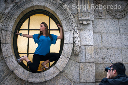 Un fotògraf de moda aprofita les finestres de la New York Library que donen a Bryant Park per fotografiar una model. 5th Ave i 42nd Tel 212-930-0830. A la part del darrere del parc es troba aquesta biblioteca pública, que és de les més importants del món, i més grans dels EUA A la sala de lectura encara hi ha llums de bronze originals. Per començar, una instantània de l'època: Nova York, anys vint. L'eufòria regna a aquesta escena, les màquines i els gratacels representen el somni d'un futur millor. Les dones, recolzades en el moviment sufragista, no es conformen amb ser muses i models. Els artistes europeus descobreixen "la Gran Poma" i, alhora, galeristes i intel.lectuals nord-americans queden fascinats per les avantguardes. Neix una història d'amor transatlàntica que es podria seguir en les pàgines de Vogue de la mà d'Edward Jean Steichen. En les seves imatges, recollia l'esperit de l'art constructivista a través de formes geomètriques i composicions completament modernes. Dora Philippine Kallmus, coneguda com Madame d'Ora, és una de les primeres dones a posar-se darrere de la càmera. Les seves fotografies semblen ser una prolongació d'un altre mitjà nadó que fascina al públic: el cinema. Aquesta artista pren la inspiració d'aquelles primeres pel lícules i els seus heroïnes creant imatges plenes de misteri i exotisme. Després de la segona guerra mundial, arriba l'esplendor. A través de l'objectiu, veiem una nova silueta per a la dona: és la revolució del New Look de Christian Dior. Es trenca amb l'austeritat de la guerra, l'economia està més puixant que mai a Amèrica i les revistes s'obren a un públic molt més ampli: l'alta costura se substitueix pel més assequible prêt-à-porter. Desencorsetada (literalment!) La moda i la dona, apareixen noves sensibilitats i mirades. Arriba l'era daurada de la fotografia de moda i entren en escena noms com Frank Horvat, Richard Avedon o Irving Penn. Format a la pintura, Penn creava magnífiques composicions, que sovint, s'inspiraven en clàssics de l'art. El 1951, pren una imatge històrica, Woman in Palace amb Lisa Fonssagrives com a model. En un entorn exòtic, exquisidament compost, la que va ser la seva dona i musa, apareix coberta amb una gran gel.laba i un turbant mira fixament a la càmera. Asseguda a terra, sense marcar la figura i amb una actitud lluny de les rigideses de l'època, la model transmet una elegància natural però també un fort caràcter.