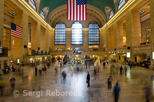 Estació de Grand Central Terminal al Lower Midtown. 42nd Street amb Park Avenue. Telf 212-340-2583. (Visita turística gratuïta mie-dv 12:30). Símbol de la ciutat de Nova York, la també anomenada Grand Central a seques, es va acabar de construir el 1913 i encara avui en dia és l'estació més gran del món en nombre d'andanes, 44 amb 67 vies, 41 en el nivell superior i 26 a l'inferior. Es va construir en el més pur estil Beaux Arts i destaca sobretot el vestíbul principal amb el seu altíssim sostre voltat i tres enormes finestres de 23 metres d'alçada. Per aquest vestíbul passen diàriament mig milió de persones i és un dels decorats habituals a les pel.lícules rodades a la ciutat. El sostre de volta pintat en verd està decorat per signes del zodíac pintats al revés pel francès Paul Helleu. L'estació també compta amb botigues de tot tipus i restaurants tant d'etiqueta com de menjar lleugera. Estació de Grand Central Terminal al Lower Midtown. 42nd Street amb Park Avenue. Telf 212-340-2583. (Visita turística gratuïta mie-dv 12:30). Símbol de la ciutat de Nova York, la també anomenada Grand Central a seques, es va acabar de construir el 1913 i encara avui en dia és l'estació més gran del món en nombre d'andanes, 44 amb 67 vies, 41 en el nivell superior i 26 a l'inferior. Es va construir en el més pur estil Beaux Arts i destaca sobretot el vestíbul principal amb el seu altíssim sostre voltat i tres enormes finestres de 23 metres d'alçada. Inaugurada el febrer de 1913 i reformada el 1998, Grand Central Terminal és una de les joies arquitectòniques de Nova York. L'estació actual va ser construïda sobre l'antiga Grand Central Station, inaugurada el 1871 i amb un nom que encara molts utilitzen per referir-se a l'estació actual. La construcció de Grand Central Terminal vi motivada per la necessitat de soterrar les vies i jubilar els trens a vapor. Des dels seus primers esbossos, les obres van trigar 10 anys en completarse.En els anys 50, el boom de l'automòbil i la creació de noves zones residencials van fer que el tren caigués en desús. Això, unit el gran increment de preu del terreny a Manhattan, va posar a l'estació pendent d'un fil. Finalment, per salvar l'estació, van decidir construir zones comercials en aquesta i vendre l'edifici d'oficines que havien construït en la part posterior. D'aquesta venda va sorgir el gratacel de la Pan Am (ara MetLife), de 59 plantas.Si bé més de 100.000 persones utilitzen aquesta estació a diari, aquest número queda delmat per la quantitat de turistes que entren a comprar a les seves botigues, menjar a seus restaurants o, simplement, fer fotografies de l'edifici. La part més cridanera de l'estació és sens dubte la seva hall, Vanderbilt Hall és una sala d'espera de més de 1.100 metres quadrats. El més sorprenent de la sala, a més de la seva mida, són els seus sostres i la decoració en general.