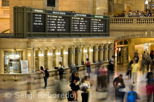 Estació de Grand Central Terminal al Lower Midtown. 42nd Street amb Park Avenue. Telf 212-340-2583. (Visita turística gratuïta mie-dv 12:30). Per aquest vestíbul passen diàriament mig milió de persones i és un dels decorats habituals a les pel.lícules rodades a la ciutat. El sostre de volta pintat en verd està decorat per signes del zodíac pintats al revés pel francès Paul Helleu. L'estació també compta amb botigues de tot tipus i restaurants tant d'etiqueta com de menjar lleugera. És també, La Gran estació central, amb les seves impressionants dimensions, és l'estació de tren amb major nombre d'andanes del món, 44 per ser exactes. Estació de Grand Central Terminal al Lower Midtown. 42nd Street amb Park Avenue. Telf 212-340-2583. (Visita turística gratuïta mie-dv 12:30). Símbol de la ciutat de Nova York, la també anomenada Grand Central a seques, es va acabar de construir el 1913 i encara avui en dia és l'estació més gran del món en nombre d'andanes, 44 amb 67 vies, 41 en el nivell superior i 26 a l'inferior. Es va construir en el més pur estil Beaux Arts i destaca sobretot el vestíbul principal amb el seu altíssim sostre voltat i tres enormes finestres de 23 metres d'alçada. Per aquest vestíbul passen diàriament mig milió de persones i és un dels decorats habituals a les pel.lícules rodades a la ciutat. L'estació també compta amb botigues de tot tipus i restaurants tant d'etiqueta com de menjar lleugera. Cipriani Dolci in Grand Central Terminal. 89 East 42nd Street amb Park Avenue. Telf 212-973-9666. (Dl-dg 11am-12am). Aquest restaurant italià situat a la gran escalinata del vestíbul de l'estació de Grand Central, ofereix un suculent menú basat en menjar típic veneciana, amb vistes. Ideal per a dinars de negocis, menjar aquí pot sortir entre 40US $ i 80US $. Estació de Grand Central Terminal al Lower Midtown. 42nd Street amb Park Avenue. Telf 212-340-2583. (Visita turística gratuïta mie-dv 12:30). Símbol de la ciutat de Nova York, la també anomenada Grand Central a seques, es va acabar de construir el 1913 i encara avui en dia és l'estació més gran del món en nombre d'andanes, 44 amb 67 vies, 41 en el nivell superior i 26 a l'inferior. L'estació també compta amb botigues de tot tipus i restaurants tant d'etiqueta com de menjar lleugera. El vestíbul de la Grand Central Terminal és un dels llocs on poder treure bones instantànies. Si no disposem de trípode, hi ha una lleixa on recolzar la càmera al costat oposat al Restaurant Cipriani Dolci, pujant la gran escalinata, des d'on podem intentar captar el moviment de l'anar i venir de la gent. El Chrysler Building s'encén a la nit i, des del Empire State Building si disposem d'un teleobjectiu merdio-llarg, és un bon lloc per fotografiar.