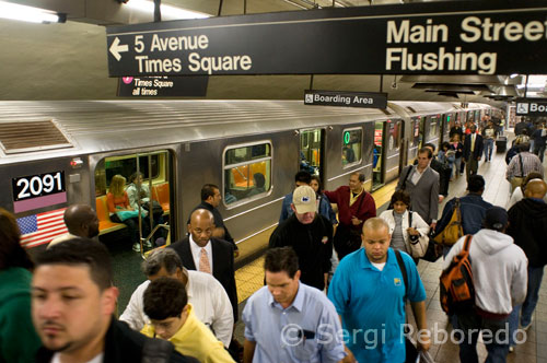 Andana del metro de la línia 7 de l'estació de Grand Central Terminal al Lower Midtown. 42nd Street amb Park Avenue. Grand Central Terminal és la estació de trens i metro de Manhattan i una de les més espectaculars del món, gràcies a la seva enorme qualitat arquitectònica, lloada en infinitat d'ocasions i immortalitzada pel setè art. Inaugurada el 1913 va albergar els nous trens elèctrics després d'un període de construcció que es va perllongar durant 10 anys durant els quals un complet equip d'arquitectes col.laborar en el seu disseny. L'estil Beaux-Arts, heretat directament de França, dota l'edifici d'una enorme i sumptuosa elegància, realçada per la seva vestíbul principal, el Main Concourse, i pels detalls que l'envolten, com els grans finestrals elevats que deixen passar els raigs del sol, creant una atmosfera onírica, perfectament retratada en algunes de les fotografies que il lustren la història de Nova York. El Metro de Nova York (The New York City Subway) és el sistema de transport públic urbà més gran als Estats Units i un dels més grans del món, amb entre 416 i 475 estacions (depenent de com es comptabilitzin els punts de transbordament : la MTA utilitza 468 com a número oficial d'estacions) i 656 milles (1.056 km) de vies primàries en servei. Si es compten les vies secundàries en tallers i cotxeres el total ascendeix a 842 milles (1.355 km). La 7 Flushing Local (línia 7 local Flushing) és un servei del metro de la ciutat de Nova York, el servei funciona com a ruta local al llarg de la línia Flushing, amb servei exprés (7 Flushing Express) denotat per una icona en forma de diamant en tots els trens del servei 7 en lloc de tenir una icona circular. El servei exprés opera a rutes de hora punta (cap al Times Square cada matí, i cap a Main Street-Flushing a les tardes) entre les 06:30 i 22:00 (6:30 i 10:00 pm ET) els dies de setmana. El servei exprés cap Manhattan és també proveït després dels jocs a l'estadi Shea. El servei està de color púrpura en els mapes oficials del metro de Nova York i és l'única ruta de la línia Flushing. Aquesta ruta és l'única en la matriu que té 11 vagons, el tren més gran de la IRT.