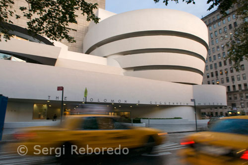 Solomon R. Guggenheim Museum. 1071 Fifth Avenue amb la 89th Street. Telf 212-423-3500. (Dg-mie 10am-5: 45pm / dv 10am-5: 45pm / sab 10am-7: 45pm / tancat dj / adults 18US $ / estudiants i jubilats 15US $ / nens <12 anys gratuït). El museu deu el seu nom al seu fundador, Solomon R. Guggenheim, un magnat americà que, encoratjat i guiat per l'artista i assessora d'art Hilla Rebay, va iniciar una col lecció d'art no objectiu a finals dels anys vent. Al principi, la mateixa suite de Guggenheim a l'Hotel Plaza de Nova York servia com a espai d'exposició per a la seva col.lecció d'art. Més endavant, el 1937, quan la seva col lecció havia crescut massa per albergar al seu apartament, Guggenheim va crear la Fundació Solomon R. Guggenheim. Dos anys més tard, la Fundació va obrir el seu primer museu: el Museum of Non-Objective Painting (Museu de Pintura No Objectiva), al carrer 54 est de Manhattan, sota la direcció de Hilla Rebay. Quatre anys després, la Fundació va demanar a l'innovador arquitecte Frank Lloyd Wright que dissenyés un edifici permanent per acollir la creixent col lecció d'art de Guggenheim, que en aquell moment incloïa obres de Marc Chagall, Robert Delaunay, Fernand Léger, Amedeo Modigliani, László Moholy- Nagy i Pablo Picasso. Wright va emprar 16 anys, 700 esbossos i sis conjunts de plànols diferents fins a completar el projecte. I així, el 21 d'octubre de 1959, obria les seves portes el Museu Solomon R. Guggenheim amb la seva característica silueta en espiral, que s'ha convertit en un emblema de la ciutat de Nova York. L'edifici de vuit plantes i gairebé 30 metres, es va remodelar el 1992 després de dos anys d'estar tancat al públic i compta amb una col.lecció permanent de més de 5.000 obres, entre les quals hi ha obres d'art de Chagall, Kandinsky, Picasso, Manet , Vicent van Gogh, Joan Miró, a més de 200 fotografies de Robert Mapplethorpe. L'obra de Robert Mapplethorpe ha estat marcada per la controvèrsia, les seves fotografies de l'anatomia humana, les escenes sexuals i les imatges de personalitats li van valer el seu reconeixement com a símbol de la llibertat artística i de la lliure opció sexual en els bojos anys de la dècada dels 70 i els 80. Malgrat tot això, del que no hi ha dubte és de la gran expressivitat que emanen les seves obres, ningú com ell per convertir paisatges en cossos i cossos en paisatges. Fotògraf d'estudi, controlava la tècnica fins a la perfecció de la imatge, des de la seva composició fins a la textura, la llum, les postures dels cossos ... les seves fotografies podien catalogar com escultures i van trencar els prejudicis socials d'una època polemitzant sobre el sexe, la raça i la religió.     A principis dels anys 80, l'obra de Mapplethorpe evoluciona cap a temes més formals i de bellesa clàssica. D'aquesta època són els seus treballs amb flors i escultures, així com els retrats a celebritats que no van dubtar a posar per a un artista que entenia la fotografia de manera honesta i directa, i que es convertiria en tot un referent de la història de la fotografia de finals del segle XX. Lisa Lyon, primera campiona del món de culturisme el 1980, va adoptar per la càmera de Mapplethorpe diferents rols i actituds, i els seus retrats són un exponent clar d'aquest període.