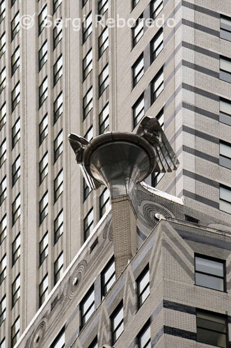 Edifici Chrysler Building a Lower Midtown. 405 Lexington Ave cantonada 42nd Street. Aquest gratacels de 319 és també un símbol de la ciutat i un magnífic exemple de l'estil arquitectònic Art Deco. Va ser dissenyat el 1930 per William Van Alen per ser el centre d'operacions de la marca automobilísica Chrysler, sent l'edifici més alt del món durant uns mesos, fins a la construcció del Empire State. La decoració de la torre està basada en els tapaboques que la marca utilitzava en aquell moment. Les gàrgoles del pis 61 tenen forma d'àguila i en els cantons de la planta 31 hi ha unes rèpliques de les tapes que es col.locaven en els radiadors dels automòbils. L'agulla col.locada a la cúpula de l'edifici, coneguda com vertex, va ser un secret fins que es va col.locar a través d'un fals sostre guanyant així gairebé 61 metres d'alçada, suficients com per superar en alçada al seu rival, el Banc de Manhattan situat a el número 40 de Wall Street. Van Alen mai va cobrar la factura per la construcció de l'edifici en ser acusat per l'empresa de cobrar comissions i suborns dels contractistes adjudicats a l'obra. En els any 20, després de la Primera Guerra Mundial, es va produir una gran expansió de l'economia a Europa i Estats Units que va estar acompanyada de la necessitat de nous edificis. A mitjans dels anys 20, el constructor i promotor William H. Reynolds va començar a planejar la construcció d'un gratacels en un solar del carrer 42 i l'avinguda Lexington. Reynolds va confiar el projecte a William Van Allen, un arquitecte de Brooklyn que, com Reynolds, no tenia experiència en edificis d'alçada. Fins llavors, el projecte només eren esbossos fins que Walter Percy Chrysler, propietari de l'empresa d'automòbils Chrysler, es va interessar en aquest edifici i el 1928 va donar llum verda per a la seva construcció costejant els 15 milions de dòlars del pressupost. Les obres van començar a la tardor de 1928 amb l'excavació per als fonaments traient més de 38.500 metres cúbics de terra i roca. Un mes després es va iniciar la col.locació dels fonaments de formigó i acer. Cada pilar dels fonaments pesa 35 tones i pot suportar 10 vegades el seu pes. L'edifici es va anar construint a una gran velocitat, amb una mitjana de 4 plantes a la setmana. L'esquelet de la cúpula està fet de bigues d'acer corbades. Les parets interiors de la cúpula són de maó però el exterior està revestit d'un tipus d'acer inoxidable anomenat Nirosta. Ningú havia utilitzat aquest tipus d'acer per a aquesta finalitat i va ser el mateix Walter P. Chrysler qui va triar aquest material per les seves propietats inoxidables i la seva qualitat uniforme homogènia que no necessita cap tipus de manteniment. Les planxes d'acer eren manipulades en un taller instal.lat a aquest efecte dins del mateix edifici. Després els techadores les posaven al seu lloc, les soldades i segellaven amb plom blanc. En total es van utilitzar 30 tones d'acer Nirosta al cobert i en altres ornaments de l'edifici com les àligues. Les àligues són un dels elements de l'edifici que més destaquen. Hi ha vuit en total, dues a cada cantonada, i estan dissenyades per Chesley Bonestell un delineant amic de Van Allen. Les àligues van ser esculpides en planxes d'acer Nirosta en un taller a part i després instal.lades al edifici sobre uns pedestals de ferro.