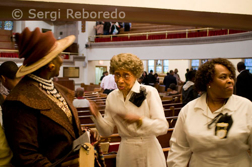 Si estem pensant en com ens sortiran nostra fotografia diumenge a la missa de gospel estem molt equivocats. En cap església ens deixaran fer fotos i molt menys en la Abyssinian Baptist Church. Diversos controladors malcarats i amb aspecte de jugadors de rugbi controlaran que no surti ni una sola foto de la sala. Una de les coses típiques que sí podem fotografiar són els curiosos grafits que abunden pel barri i sobretot per la zona propera al Apollo Theatre. Una bona llum de tarda, una òptica que enquadrament el graffiti, i un personatge prou curiós que es creui en el nostre camí són els ingredients necessaris per a una bona foto.