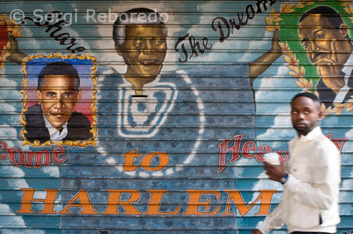 Grafits d'Obama i Martin Luther King pintats a la persiana d'un establiment del Harlem. En l'actualitat, Harlem està passant per un nou renaixement, transformant amb la rehabilitació i construcció d'habitatges, convertint-se en un barri segur i atractiu, amb nous veïns, negocis i centres educatius i culturals. Importants museus es troben en aquesta part de la ciutat, com el Museum of the City of New York, el Museu del Barri, Studio Museum in Harlem i Morris-Jumel Mansion Museum. Són també famoses les seves esglésies baptistes en les que se celebren cada diumenge misses Gospel. La cuina també destaca en aquesta part de la ciutat amb restaurants com Sylvia's, considerat el millor del país especialitzat en soul food. Les principals artèries d'aquest barri són el carrer 116, el carrer 125 anomenada Martin Luther King Boulevard i la 6a avinguda que aquí es diu Lenox Avenue. De moment, aneu gaire lluny del centre format per aquests carrers pot resultar insegur. La primera etapa és anar al barri de Harlem i Harlem Llatí, per després anar al sud de Bronx, al Yankee Stadium ia la zona de graffitis de famosos artistes urbans. Després l'excursió continua per Queens, veient Flushing Meadows i les zones llatines de Corona i Jackson Heights. L'última etapa de la excursió és Brooklyn, visitant la zona de jueus ortodoxos. Finalment es creua el pont de Brooklyn, acabant l'excursió a Chinatown, Little Italy o el Soho, amb una durada també de quatre hores i mitja.