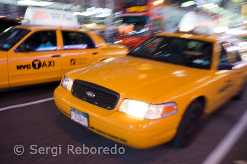 Infinitat de taxis grocs recorren cada nit la zona d'Theater District. El taxi (yellow cab) és, amb total seguretat, el mitjà de transport que més s'utilitza a la ciutat de Nova York. Amb taxi pots viatjar d'una punta a una altra de la ciutat, en qualsevol dels cinc districtes. A Nova York demanar un taxi no és diferent a com ho faries en qualsevol altra ciutat. Aixecant la mà és suficient, encara que ens hem de fixar en el cartell que porten al sostre. Si està encès el taxi està lliure, si està apagat el taxi està ocupat. En el cas que vegem les paraules off duty significarà que el taxi està fora de servei. El preu d'inici és de 2.50 dòlars, i després, al voltant d'1 dòlar per cada quilòmetre recorregut. Si decideixes baixar-te del taxi i et ha d'esperar, et cobraran 20 centaus per minut. Després, hem de deixar almenys un 15% de propina. Els taxis estan ara obligats a disposar en la part del passatger d'un GPS autònom que va indicant en temps real el punt exacte on ha començat la carrera i el camí que vas recorrent. Pots veure perfectament si el taxista t'està donant un volt o et porta per un recorregut lògic. És addictiu veure com el mapa reflecteix cada corba que prens. A més un lector de targetes de crèdit, sobre del gps, et permet pagar la carrera amb la teva targeta al final del trajecte. El sistema inclou un canal de TV propi amb notícies locals, cartellera de cinema i coses així. Pots regular el volum o deixar-lo sense veu. Al final de la cursa la pantalla t'indica quant ha estat el recorregut i quant els extres. Et dóna l'opció de pagar amb targeta o en efectiu. Així el nivell de confiança en el taxista és total. El viatge en taxi passa de ser l'agonia del "però per on m'està portant?" a convertir-se en un viatge interessant de descobriment. Com més informació des a l'usuari del que estàs fent amb ell més satisfactòria és l'experiència.