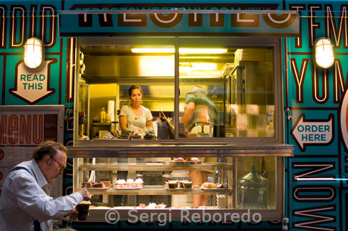 Street Sweets. (Posició variable). En aquesta furgoneta mòbil anomenada Sweer Truck es poden degustar els millors pastissos, donuts i galetes de la ciutat acompanyats d'un cafè o un te. Els ingredients són tots ecològics. L'únic problema és que la furgoneta no té direcció fixa, de vegades és a la 53rd Street entre la 5th i la 6th, altres vegades a la 50th Street entre la 6th i la 7th Ave La localització actual es mostra a la pàgina web i a Twitter i Facebook. Pastís i cafè 4US $. Lizarran inaugura el seu primer restaurant a Nova York dels 20 que obrirà en aquesta ciutat en els propers 10 anys. Lizarran pinxos, tapes i molt més, líder absolut en el sector de les tapes i en la rica gastronomia del nord, ha obert el seu segon restaurant a Nova York, concretament al 45 de Mercer Street, en ple Soho novaiorquès. "Amb aquest nou restaurant pretenem apropar als ciutadans de Nova York a l'ambient del Tapeo ia la varietat i riquesa de la cultura gastronòmica espanyola, com una alternativa saludable i lleugera basada en l'alimentació mediterrània", explica Miguel Jiménez, empresari espanyol establert a Estats Units. L'acord a què s'ha arribat amb el Masterfranquiciado té un desenvolupament de 20 locals en els propers 10 anys. Miguel Jiménez, vol començar a situar a Manhattan locals propis aquest any, ja té un a la Gran Poma, per ja en una segona fase començar a concedir franquícies. El nou local compta amb 180 metres quadrat de superfície i una capacitat per a 80 comensals i ha suposat una inversió estimada d'uns 500.000 dòlars (364.559 euros). "L'enorme acceptació del públic nord-americà, més de 20 milions de pintxos venuts el 2009, ens ha permès combinar el nostre producte estrella que és el pintxo amb el menjar tradicional espanyola", afirma aquest empresari que ha introduït la truita de patata, els pebrots del piquillo farcits de brandada de bacallà o les croquetes del menú habitual dels nord-americans.