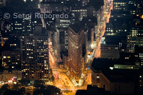 Vistes aèries del Flatiron Building. L'edifici Fuller o edifici Flatiron, com és més conegut, és un gratacel centenari situat a Manhattan. Era un dels edificis més alts de Nova York quan va finalitzar la seva construcció l'any 1902. Va rebre el seu nom oficial de George A. Fuller, fundador de l'empresa constructora que va finançar l'obra i que havia mort el 1900. El Flatiron es troba en una illa triangular, limitada al sud pel carrer 22, a l'oest per la Cinquena Avinguda ia l'est per Broadway. Aquestes dues últimes carrers conflueixen davant de l'edifici amb el carrer 23, a l'altura de Madison Square. El veïnat que l'envolta rep el nom de districte Flatiron en honor seu. L'edifici d'estil Beaux Arts va ser dissenyat per l'arquitecte de l'escola de Chicago Daniel Burnham. Igual que una columna clàssica grega, la seva façana de calcària i terracota està dividida horitzontalment en tres parts. L'ús de l'acer en la seva construcció va permetre que l'obra arribés als 87 m d'alçada, el que hauria estat molt difícil emprant les tècniques habituals de l'època. Més conegut mundialment amb el sobrenom de Edifici Flatiron causa de la seva característica forma triangular similar a les planxes de l'època, en un principi se li va posar el nom oficial de Fuller Building, en honor al Promotor que va encarregar la seva construcció, George A. Fuller, que va morir tristament dos anys abans d'acabada l'obra l'any 1900. L'edifici va ser inaugurat l'any 1902 i està considerat com un dels gratacels més antics de la ciutat de Nova York. La construcció d'aquest edifici va motivar que arribés un nou estil arquitectònic a Nova York, el Skyscraper (Gratacels). El famós edifici va ser dissenyat pel prestigiós arquitecte de l'Escola de Chicago Daniel Hudson Burham, que va poder erigir l'edifici fins als gairebé 87 metres de l'època gràcies a l'estructura d'acer interna que el sosté. El sistema estructural va ser heretat de les construccions anteriors de gratacels realitzades a la ciutat de Chicago, sobretot després del trist incendi de 1871. Gràcies a aquesta estructura d'acer es va poder començar a revestir les façanes dels edificis amb un sistema de mur cortina; aquest sistema estructural innovador iniciat per l'Escola de Chicago en l'últim terç del segle IXX s'està implementant avui en dia en el disseny de nombrosos gratacels i edificis alts d'avantguarda.