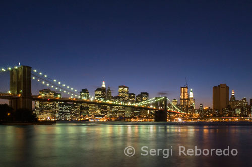 El Pont de Brooklyn. Des Manhattan, un bon lloc per contemplar el Pont de Brooklyn és el South Street Seaport (Port del carrer Sud), on es troba el Pier 17, una zona d'entreteniment i bars, el que propicia gaudir del seu característic estil arquitectònic gòtic de seus imponents pilars des d'una terrassa, prenent una cervesa. També és aconsellable creuar el pont cap al costat Brooklyn per arribar al parc (Empire Fulton Ferry State Park) a la riba del riu Sud, sota el mateix pont. Les vistes del pont des d'aquest parc ens recorden la oscaritzada pel.lícula de Woody Allen, Manhattan. I ja des d'aquí, i si tenim ganes i força, podem creuar el pont a peu, per la seva passeig de vianants, i així gaudir de grans vistes de Manhattan i Brooklyn. En qualsevol cas, un dels grans mèrits d'aquest pont emblemàtic de Nova York és romandre dret. O el que és el mateix, el no haver-se ensorrat pel flagell dels temporals, com els ha passat a molts altres ponts de Nova York construïts amb posterioritat. El Pont de Brooklyn, després de la seva inauguració el 1883, amb els seus 486 metres de longitud total, es va convertir durant 20 anys en el pont penjant més llarg del món. Ara és una de les visites obligades a Nova York. La imatge dels seus grans pilars i els cables propis d'un pont penjant és una de les icones de la ciutat de Nova York. El dia que es abril, el Pont de Brooklyn, de 15 milions de dòlars, va ser batejat com la "vuitena meravella del món," segons indica PBS, i va ser creuat per més de 150,000 persones, informa el lloc turístic Racontours. La primera persona a creuar el pont va ser Emily Roebling, l'esposa de l'enginyer del projecte Washington Roebling; Emily travessar en un carruatge, segons indica PBS. La Sra Roebling va ser una figura clau en la construcció del pont, prenent moltes de les tasques del seu marit després que patís un cas de la malaltia del calaix, coneguda avui com a malaltia dels bussos o aeroembolismo, i va haver de fer llit. El pont es va obrir al trànsit a les 2 de la tarda després d'una cerimònia d'obertura en la qual el President Chester Arthur participar. "La festa va continuar fins a la nit amb una celebració amb focs artificials," indica la Global Architecture Encyclopedia.