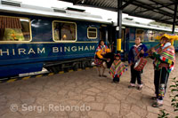 Músics i ballarins amb vestits típics amenitzen l'entrada en el tren Hiram Bingham d'Orient Express que cobreix el trajecte entre Cuzco i Machu Picchu.