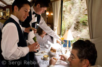 Els cambrers serveixen exquisits manjares a l'interior del tren Hiram Bingham d'Orient Express que cobreix el trajecte entre Cuzco i Machu Picchu.