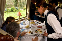 Els cambrers serveixen exquisits manjares a l'interior del tren Hiram Bingham d'Orient Express que cobreix el trajecte entre Cuzco i Machu Picchu.