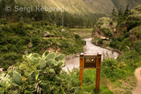 Des del recorregut pel qual transcorre el tren és possible veure alguns trams del camí del inca. Tren Hiram Bingham d'Orient Express que cobreix el trajecte entre Cuzco i Machu Picchu.