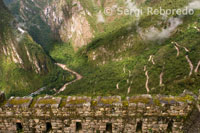 Vista de la carretera de corbes que porta des el complex arqueològic de Machu Picchu a la estación de tren.
