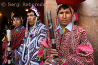 La gent de la muntanya vestida amb vestits tradicionals a la porta de l'església de Pisac el diumenge, dia de mercat. Pisac. Valle Sagrado.