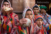 La gent de la muntanya vestida amb vestits tradicionals a la porta de l'església de Pisac el diumenge, dia de mercat. Pisac. Valle Sagrado.