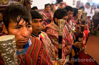 La gent de la muntanya vestida amb vestits tradicionals a l'església de Pisac el diumenge, dia de mercat. Pisac. Valle Sagrado.