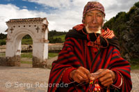 Un artesà teixeix una gorra als carrers de Chinchero a la Vall Sagrat prop de Cuzco.