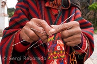 Un artesà teixeix una gorra als carrers de Chinchero a la Vall Sagrat prop de Cuzco.