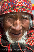 Un artesà vestit de manera tradicional als carrers de Chinchero a la Vall Sagrat prop de Cuzco.