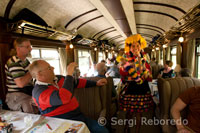 Interior del tren. Músics i ballarins amb vestits típics amenitzen el trajecte en el tren Andean Explorer de Orient Express que cobreix el trajecte entre Cuzco i Puno.