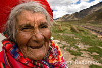 Una senyora vestida amb un vestit regional a La Raya, que coincideix amb el punt més alt del recorregut, 4.313 metres. El tren Andean Explorer de Orient Express cobreix el trajecte entre Cuzco i Puno.