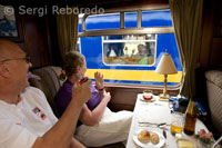 Interior del tren. Uns passatgers saluden als passatgers que es creuen en direcció contrària al tren Andean Explorer de Orient Express que cobreix el trajecte entre Cuzco i Puno.